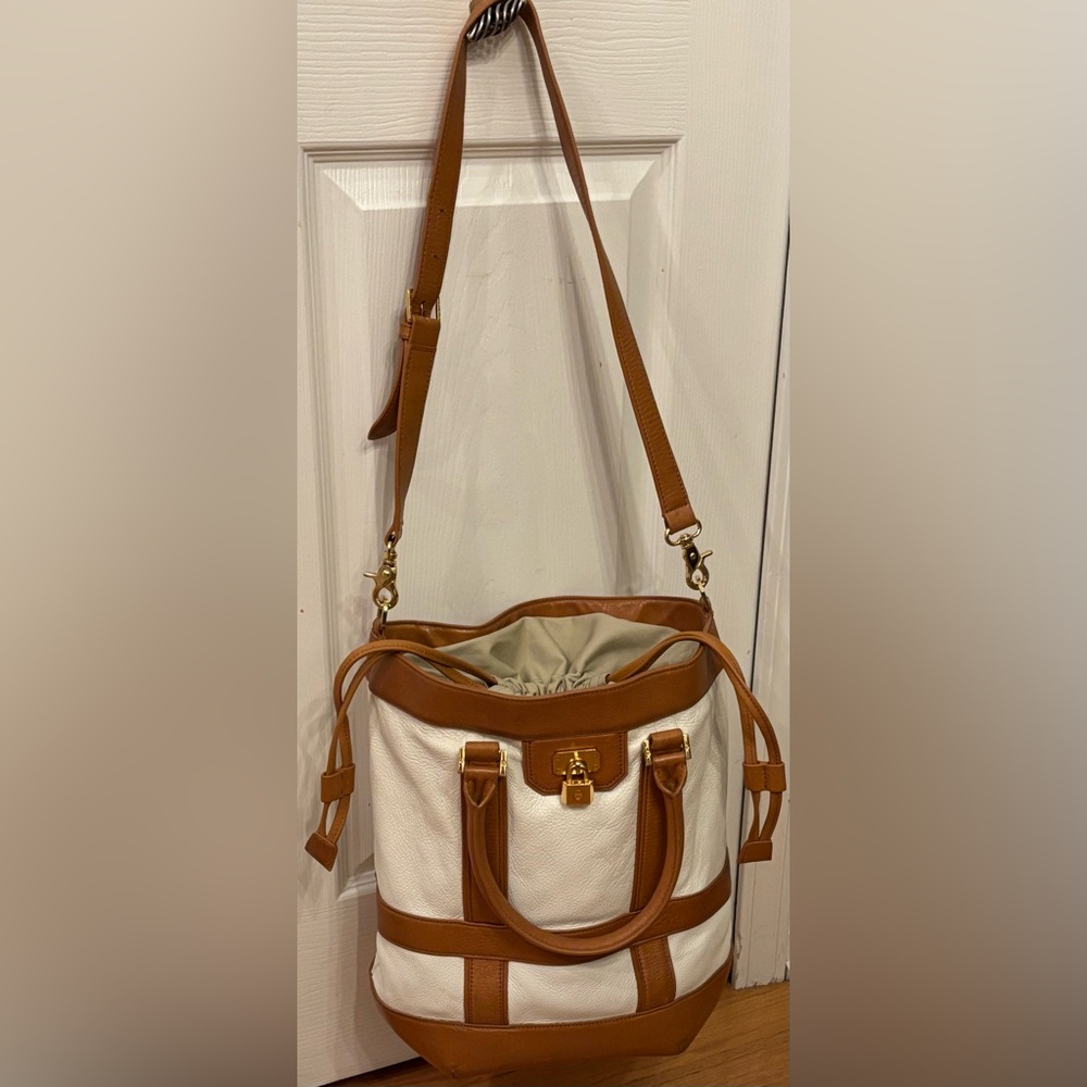 Tory Burch, large White and Brown Leather Bucket Bag - Picture 2 of 4